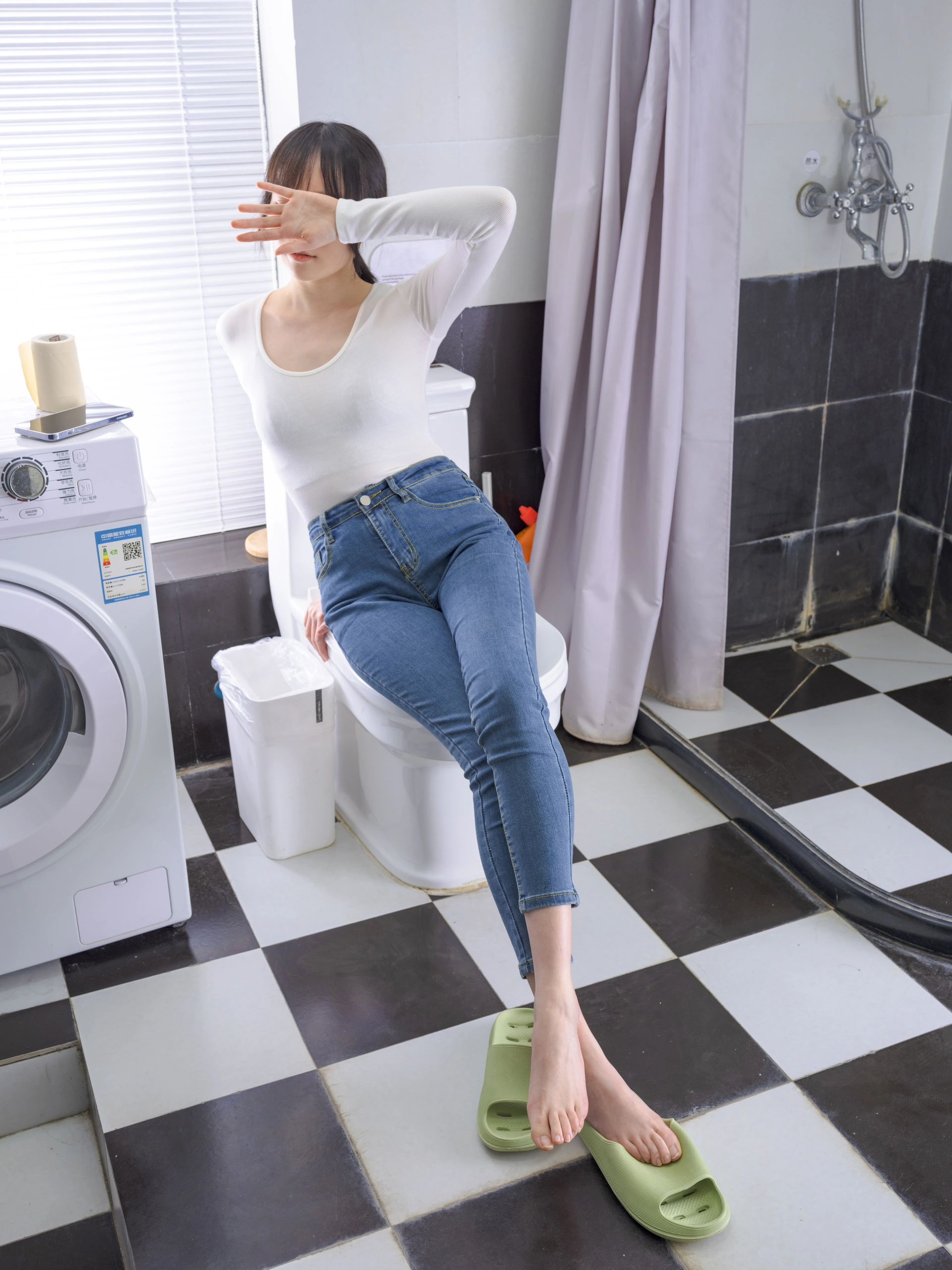 森萝财团写真 – Aika 裸足插图